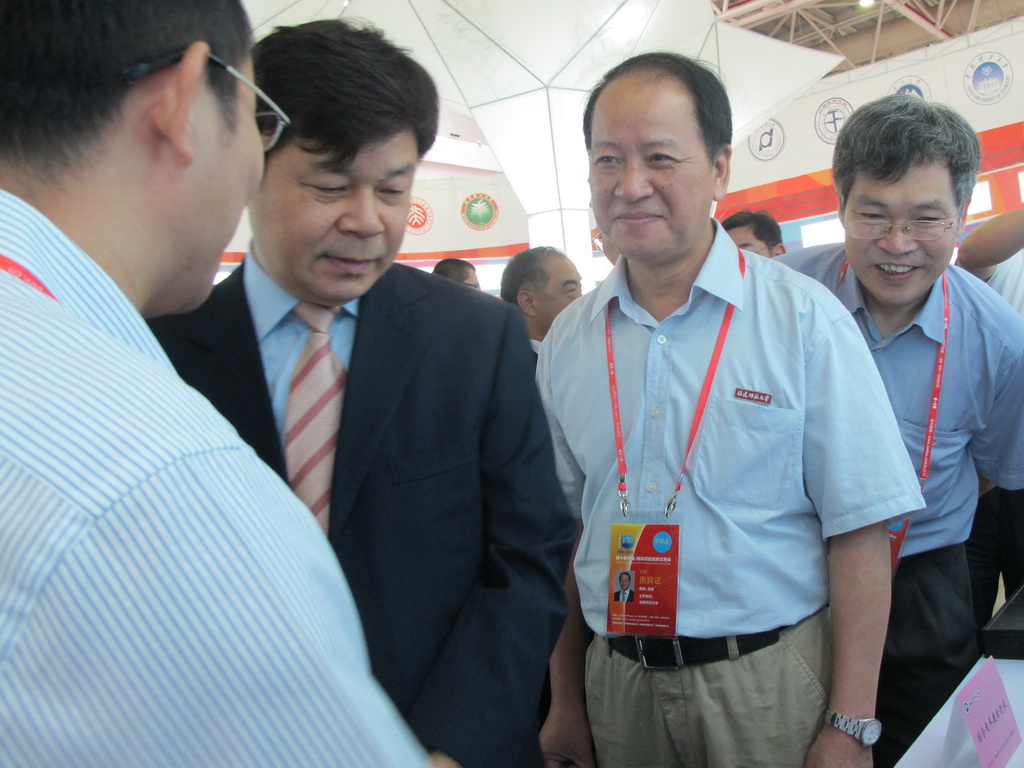 教育部杜占元副部长亲临球友会体育（中国）官方网站展位指导
